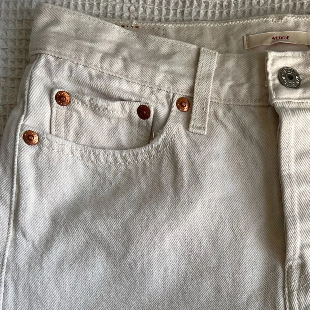 Levi’s Premium Wedgie Straight High Waist Raw Hem Eggshell White E Jeans sz 26